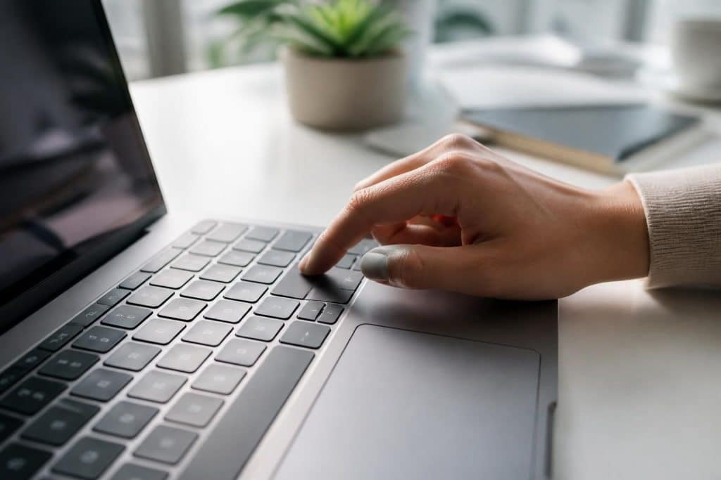 découvrez la position de la touche shift sur macbook et apprenez son utilisation essentielle pour maximiser votre efficacité au clavier.