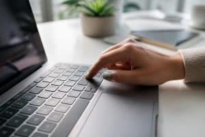 découvrez la position de la touche shift sur macbook et apprenez son utilisation essentielle pour maximiser votre efficacité au clavier.