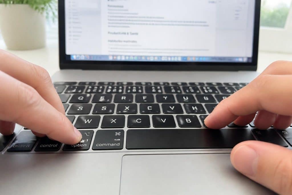 découvrez le raccourci clavier simple pour faire un tilde sur mac et améliorez votre vitesse de frappe facilement.