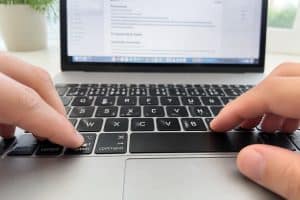 découvrez le raccourci clavier simple pour faire un tilde sur mac et améliorez votre vitesse de frappe facilement.